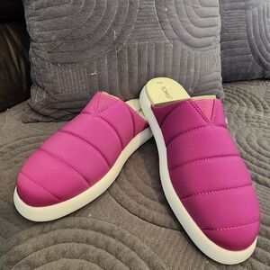 TOMS Women's Magenta Quilted Clogs